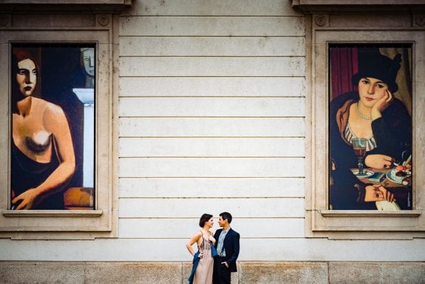 Ritratto romantico degli sposi in Piazza del Duomo Milano dopo il loro Matrimonio Palazzo Reale Milano.