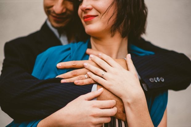 Primo piano delle mani degli sposi con focus sulle fedi nuziali dopo il Matrimonio Palazzo Reale Milano.