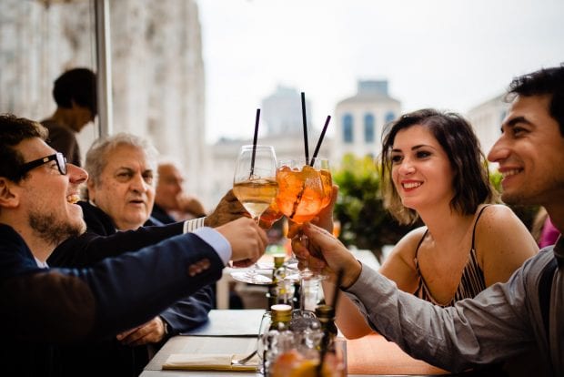 Gli sposi e i testimoni brindano alla Terrazza Aperol Milano dopo il Matrimonio Palazzo Reale Milano.