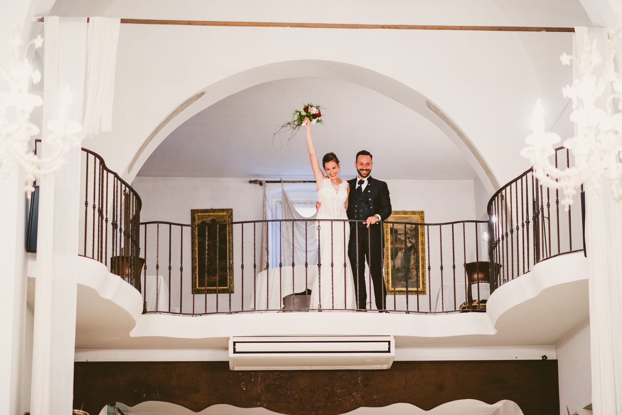 Elegante Matrimonio Cappuccini Resort in Franciacorta ingresso sposi