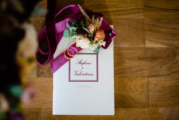 Partecipazioni di matrimonio eleganti con dettagli raffinati a Villa Panza, Varese.