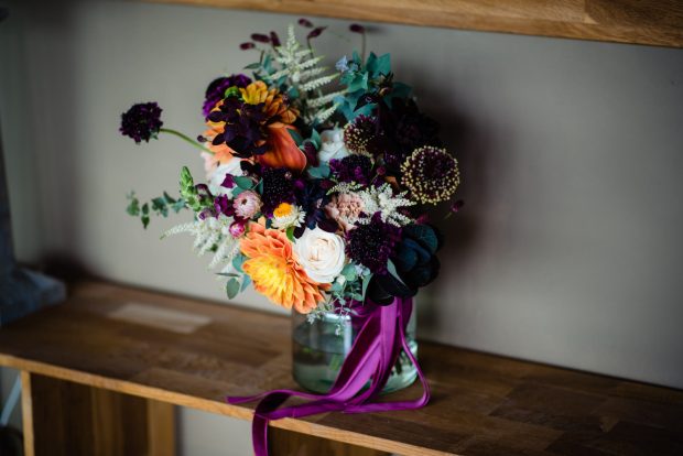 Bouquet da sposa con fiori delicati e colori pastello, perfetto per un matrimonio a Villa Panza.