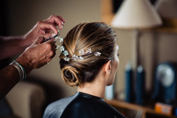 Acconciatura sposa con dettagli floreali, perfetta per un matrimonio a Villa Panza.