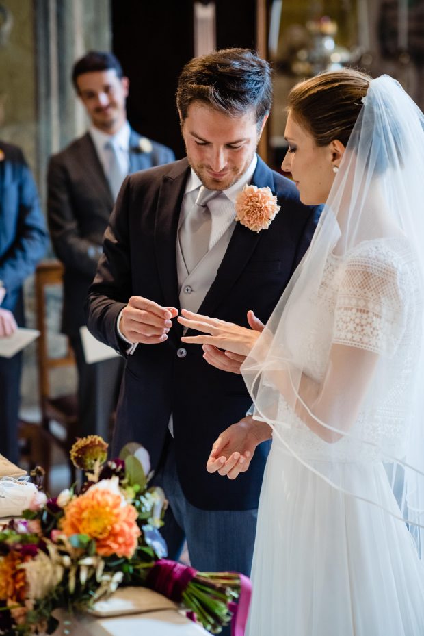 Gli sposi si scambiano gli anelli davanti all’altare, suggellando il loro matrimonio a Villa Panza.