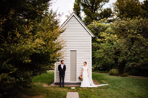Fotografo matrimonio Villa Panza: ritratto degli sposi accanto a un’installazione d’arte di Villa Panza, tra le Migliori Location Matrimonio Varese.