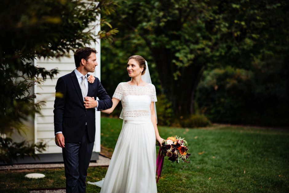 Fotografo matrimonio Villa Panza: coppia di sposi che passeggia nel parco di Villa Panza, tra le Migliori Location Matrimonio Varese.