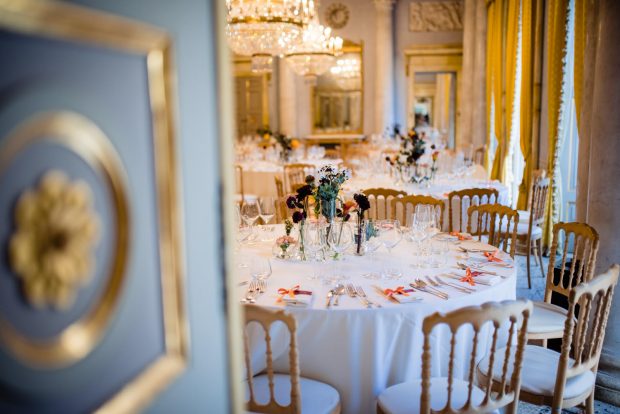 Fotografo matrimonio Villa Panza: dettaglio dei tavoli allestiti con stile