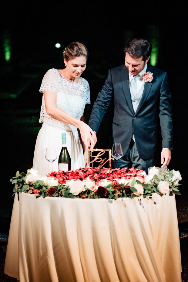 Fotografo matrimonio Villa Panza: il taglio della torta da parte degli sposi