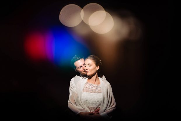 Fotografo matrimonio Villa Panza: ritratto notturno artistico degli sposi con tecnica di doppia esposizione on-camera