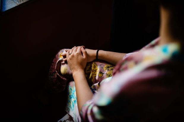 Dettaglio delle mani della sposa con l’anello di fidanzamento, simbolo dell’amore eterno.