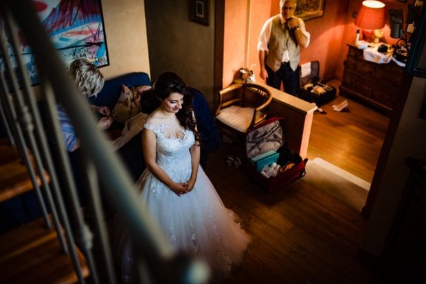 La sposa indossa il suo abito nel giorno del matrimonio a Villa Bossi.
