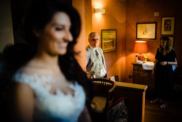 Il padre della sposa la osserva con emozione nel giorno del matrimonio a Villa Bossi.