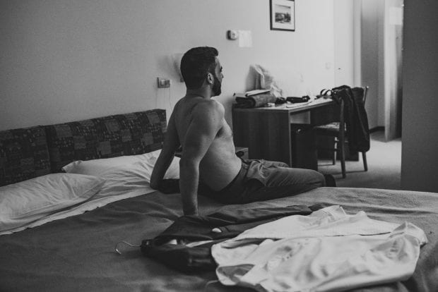 Lo sposo seduto sul letto, pensieroso prima del matrimonio a Villa Bossi.