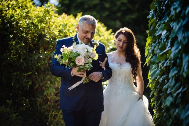 La sposa scende le scale di Villa Bossi accompagnata dal padre prima della cerimonia.