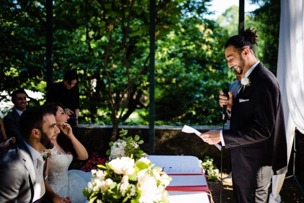 Il testimone pronuncia un discorso emozionante durante la cerimonia a Villa Bossi.