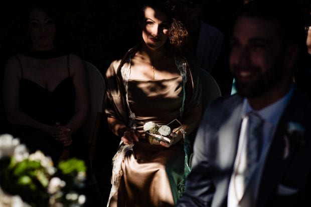 Gli anelli di matrimonio nelle mani della sorella dello sposo, pronti per lo scambio.