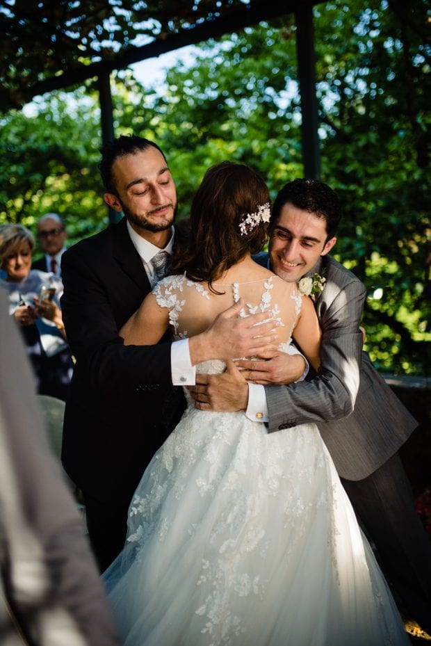La sposa abbraccia i testimoni dopo la cerimonia a Villa Bossi.