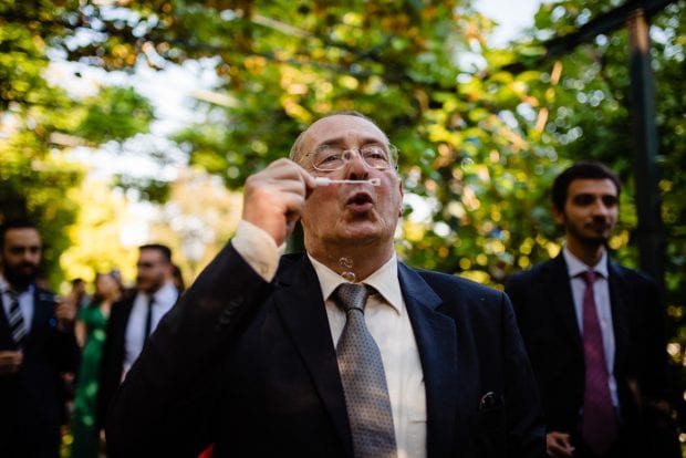 Lo zio degli sposi soffia bolle di sapone all’uscita degli sposi dopo la cerimonia.