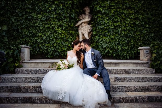 Gli sposi seduti sulla scalinata di Villa Bossi, in un momento intimo e romantico.
