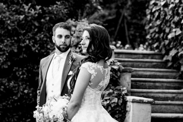 Sposa e sposa Ritratto in bianco e nero degli sposi a Villa Bossi, un’immagine senza tempo e raffinata.VILLA BOSSI VARESE