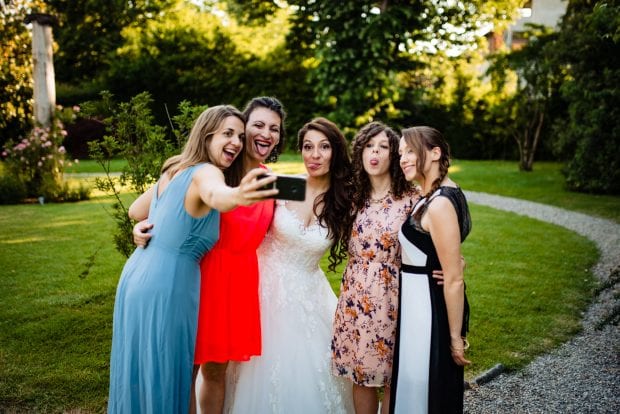 La sposa scatta un selfie con le amiche durante il ricevimento a Villa Bossi.