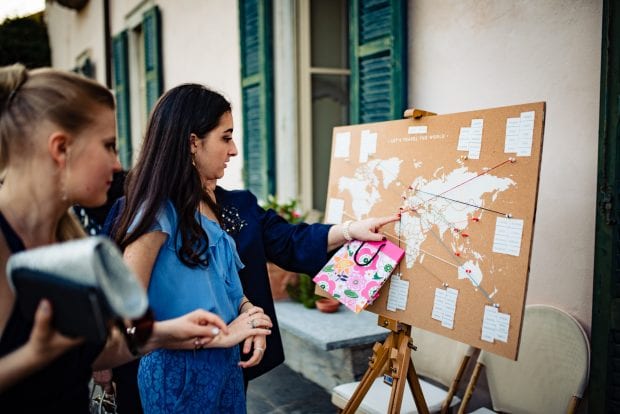 Invitati osservano il tableau de mariage durante il ricevimento a Villa Bossi.
