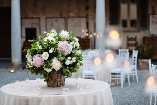 Allestimento floreale elegante sui tavoli del ricevimento a Villa Bossi.