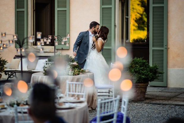 Gli sposi entrano al ricevimento a Villa Bossi e si scambiano un bacio tra gli applausi degli invitati, , tra le Migliori Location Matrimonio Varese.