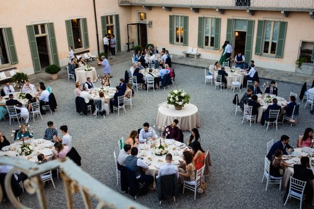 Vista dall’alto del cortile interno di Villa Bossi con i tavoli apparecchiati e gli invitati in festa, , tra le Migliori Location Matrimonio Varese.