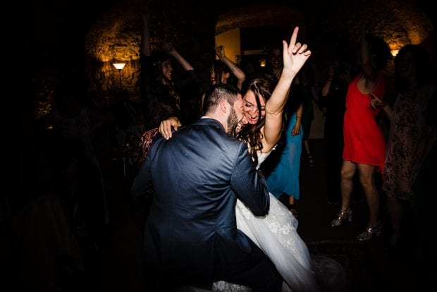 Gli sposi ballano scatenati in pista durante il ricevimento di matrimonio a Villa Bossi.