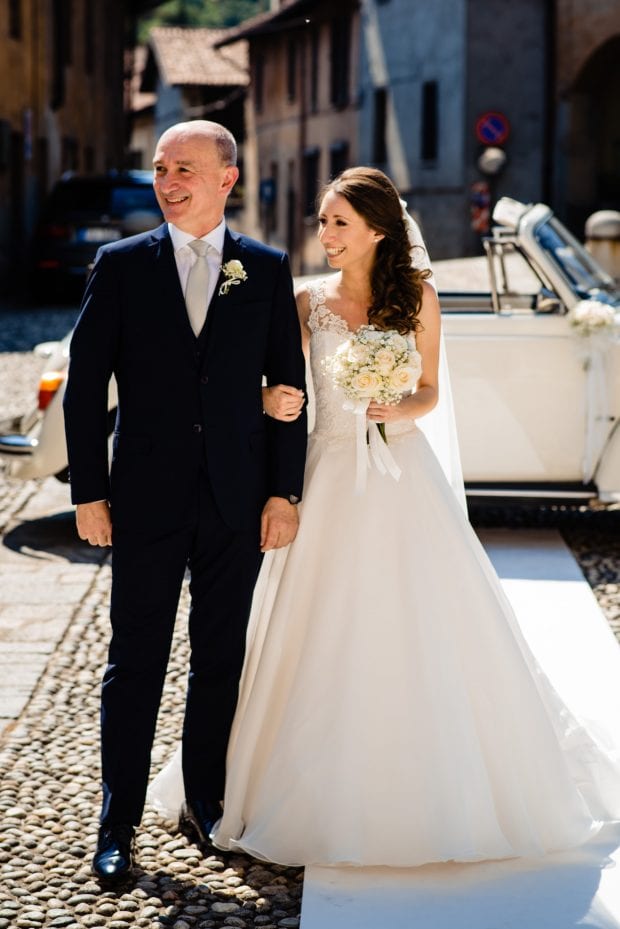 La sposa fa il suo ingresso emozionata in chiesa