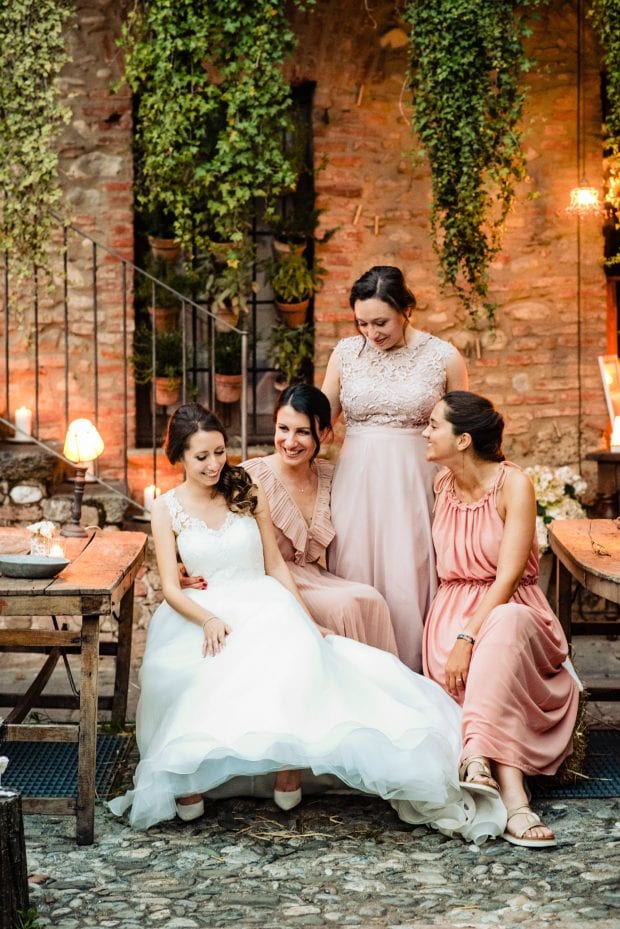 La sposa con le sue damigelle in posa prima della cerimonia
