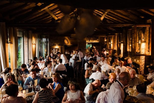 La sala da pranzo allestita per il ricevimento di nozze al Camp di Cent Pertigh
