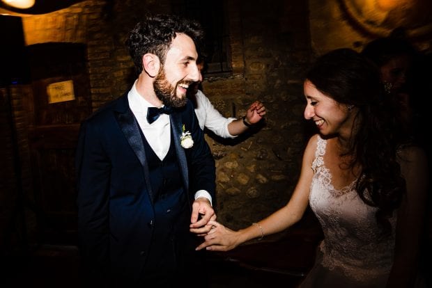 Gli sposi ballano durante il ricevimento di nozze al Camp di Cent Pertigh