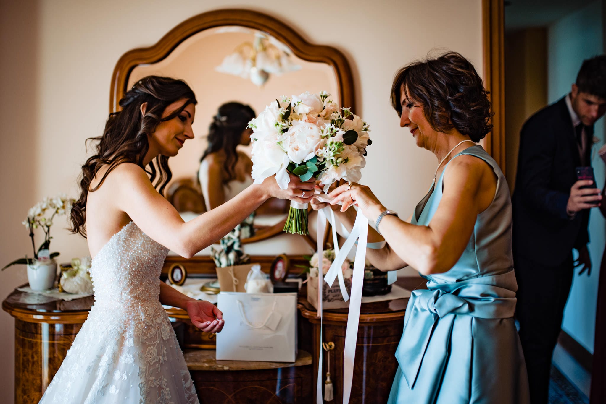 Paolo Lamperti Fotografo Elegante Matrimonio Tenuta La Quassa preparazione sposa bouquet
