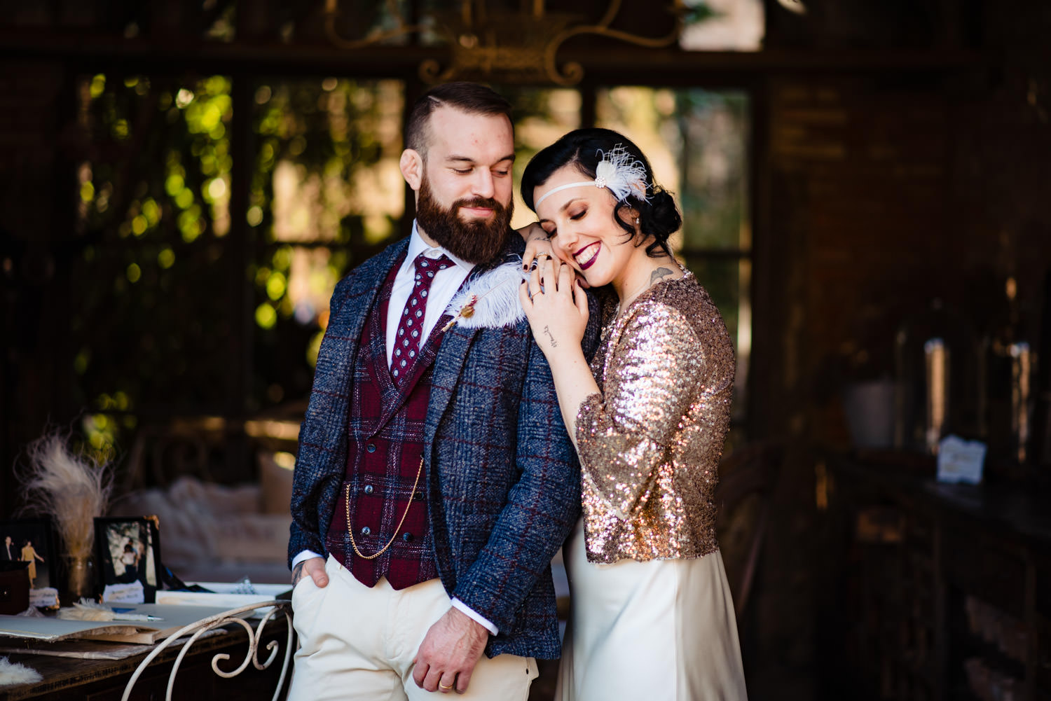 Ritratto romantico degli sposi durante il loro matrimonio vintage al Càmp di Cènt Pertigh.