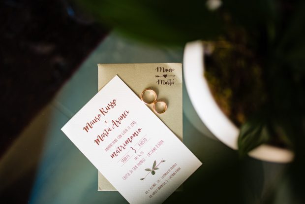 Dettagli delle partecipazioni di nozze eleganti, con design raffinato e personalizzato per un matrimonio country-chic a Tenuta Serradesca.