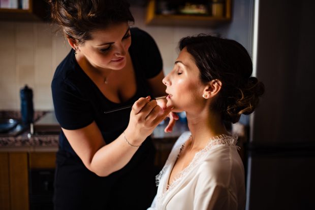 Il trucco della sposa in primo piano, realizzato con tonalità naturali ed eleganti per un look raffinato e luminoso.