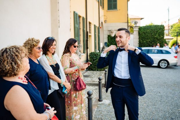 Lo sposo, raggiante, attende l’arrivo della sposa sul sagrato della chiesa.