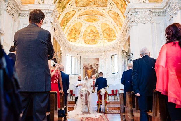 L’interno luminoso e maestoso della Chiesa di San Dionigi a Cassano d’Adda, scenario perfetto per una cerimonia romantica.