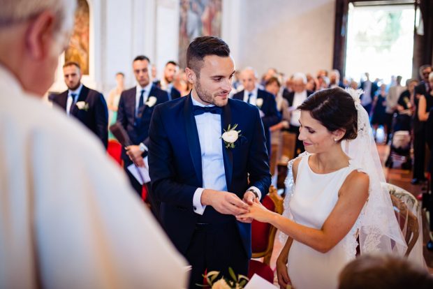 Gli sposi si scambiano gli anelli con sguardi intensi e pieni d’amore.