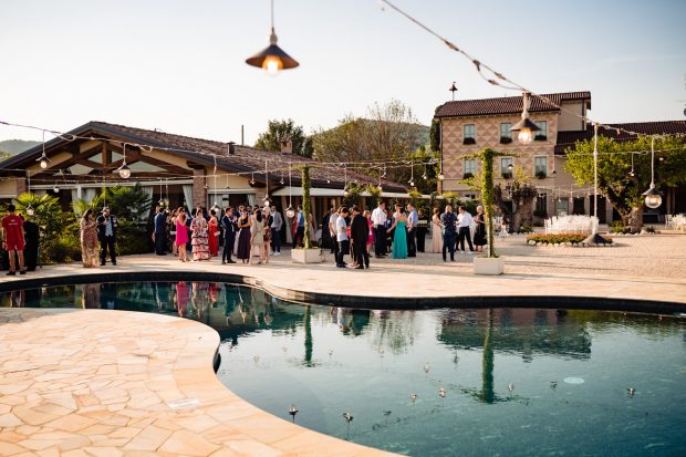 Vista panoramica della zona ricevimento di Tenuta Serradesca con piscina, perfetta per un matrimonio elegante e country-chic.