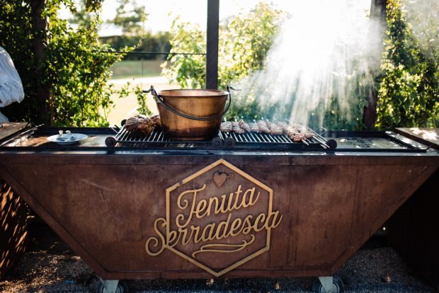 Primo piano della griglia del catering a Tenuta Serradesca, showcooking dal vivo per un’esperienza gastronomica unica.