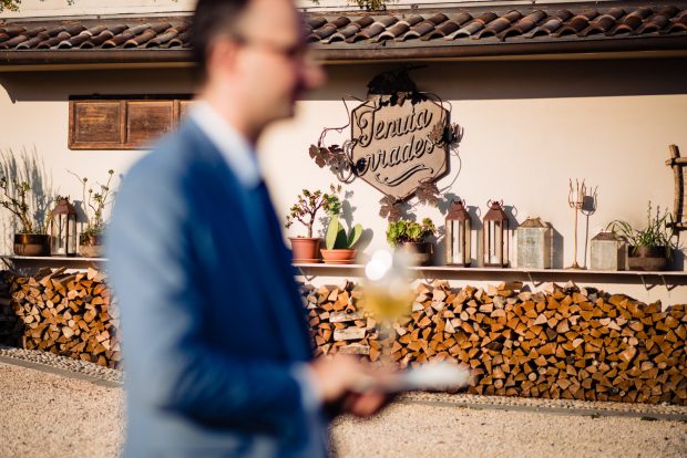 Il responsabile della location accoglie gli sposi con i calici di Franciacorta, pronti per il brindisi di benvenuto.