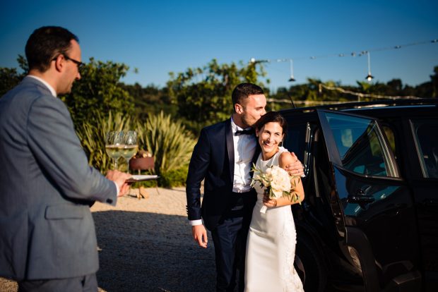 Gli sposi arrivano sorridenti alla Tenuta Serradesca, accolti con entusiasmo da amici e parenti.