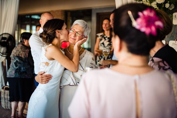 Sposa bacia teneramente la mamma durante il matrimonio a Tenuta Serrandesca, un momento intimo catturato da Paolo Lamperti, fotografo di matrimonio.