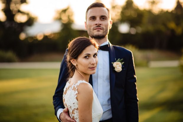 Ritratto degli sposi illuminati dalla luce calda del tramonto, un’immagine romantica e senza tempo.