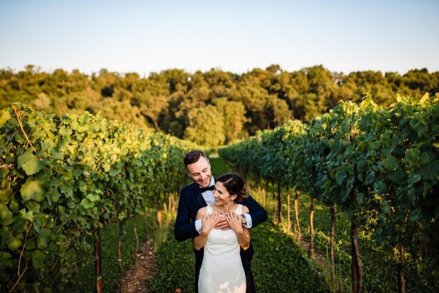 Gli sposi si abbracciano tra i vigneti di Tenuta Serradesca, un’atmosfera romantica e suggestiva.