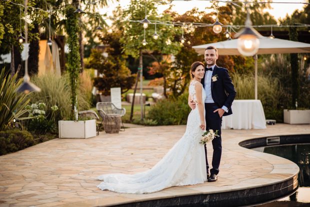Gli sposi si rilassano a bordo piscina con la luce calda del tramonto che li avvolge in un’atmosfera da favola.