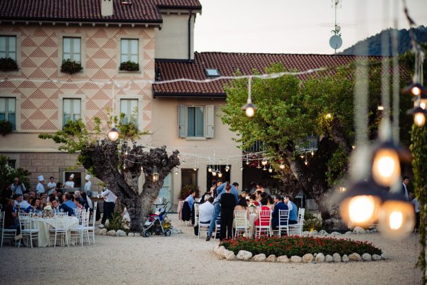 La zona ricevimento a Tenuta Serradesca illuminata dai filari di luci, creando un’atmosfera magica e raffinata.